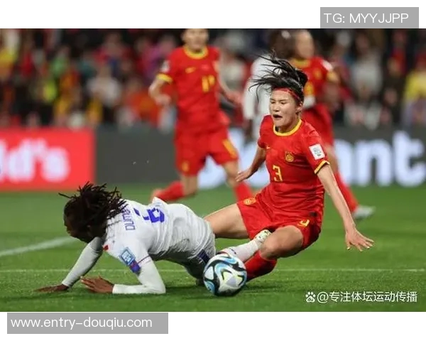 中国女足半场落后苏格兰三球张琳艳破门朱钰遭遇两次吊射失误