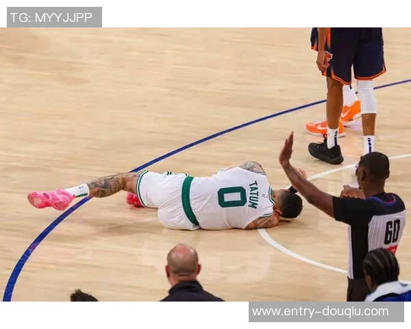 巴特勒伤后坚强微笑令人动容让我想起科比断跟腱后仍能罚球的传奇时刻